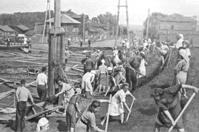 В 1942 году рабочие помогли построить дорогу, соединяющую завод с городом