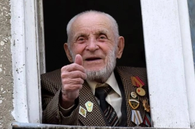 Николай Васильевич, несмотря на почтенный возраст, не бросает перо.