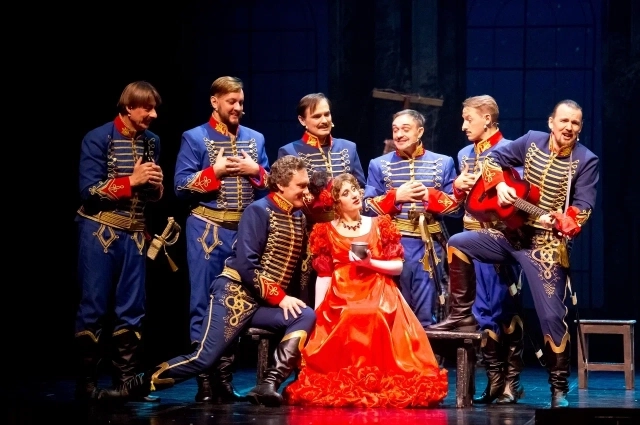 Романтический сюжет развивается на фоне событий Отечественной войны 1812 года. 