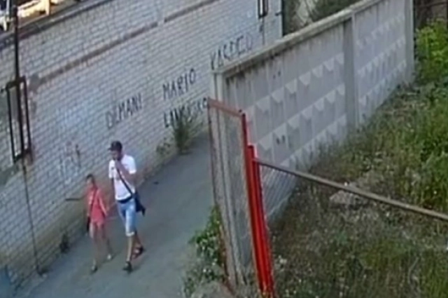 Педофил попал на видеокамеру вместе с жертвой.