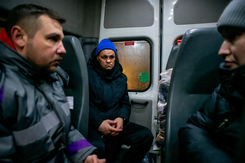 Сотрудники помогают людям, попавшим в трудные жизненные обстоятельства.