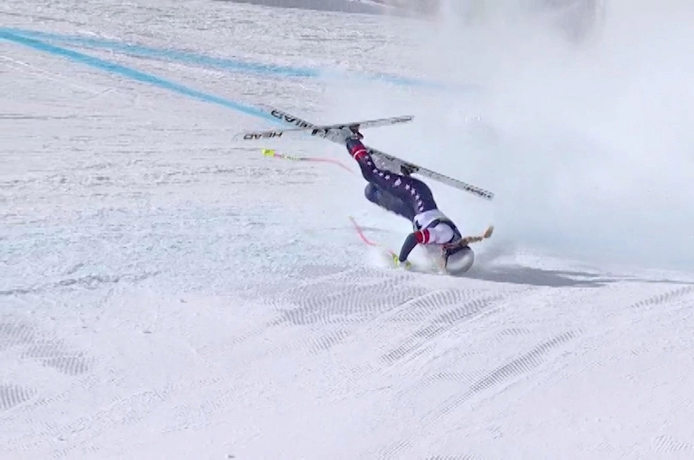 На трассе скоростного спуска Линдси Вонн зацепила флаг, после чего ушла в неуправляемое падение.