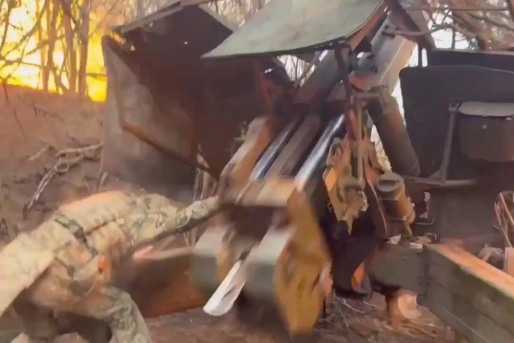 Гаубица «Мста-б» ведет огонь по врагу.