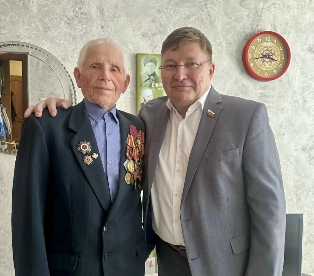 Сенатор от Пермского края Вячеслав Григорьев накануне праздника навестил фронтовика Петра Михайловича Зорина. 