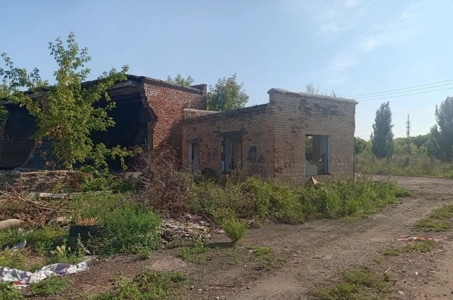 На территории, где погиб мальчик, много аварийных зданий и сооружений. Того, что от них осталось.