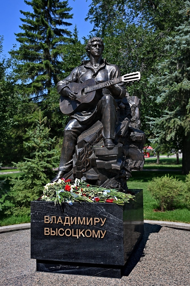 памятник высоцкому в омске