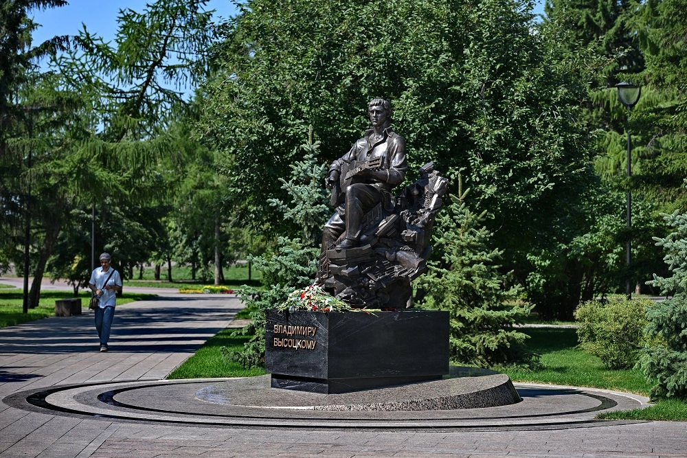 памятник высоцкому в омске