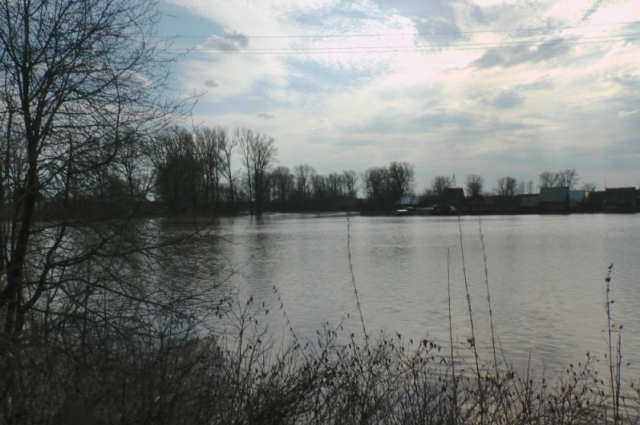 Часть села Кукуштан ушла под воду из-за паводка.