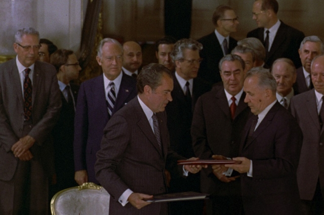 Председатель Совета Министров СССР Алексей Косыгин (справа) и Президент Соединенных Штатов Америки Ричард Никсон.