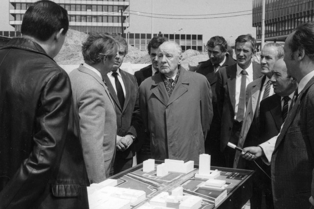 Яношу Кадару докладывают о состоянии работ по реконструкции транспортной развязки у моста Арпада, 1984 год.