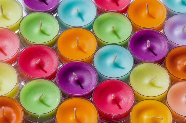 Чтобы свеча стала ароматической, нужно добавить в воск эфирные масла.