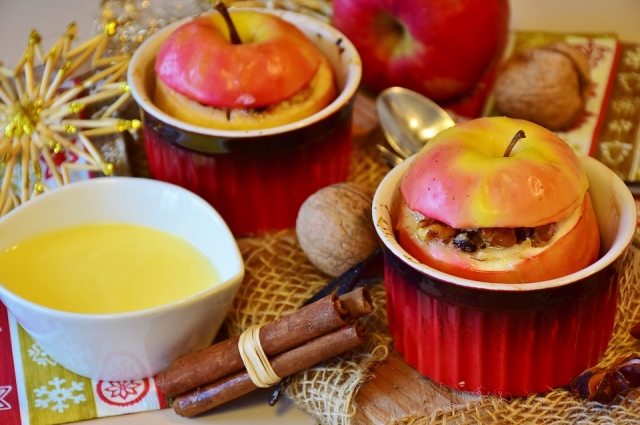 Наполните яблоки сладкой начинкой: получится очень вкусно!
