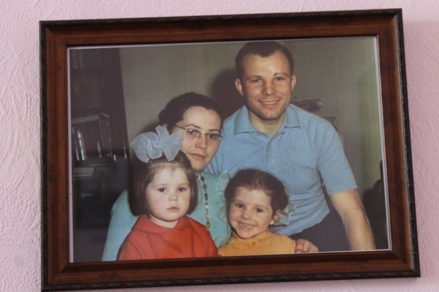 Юрий Гагарин с женой и дочерьми