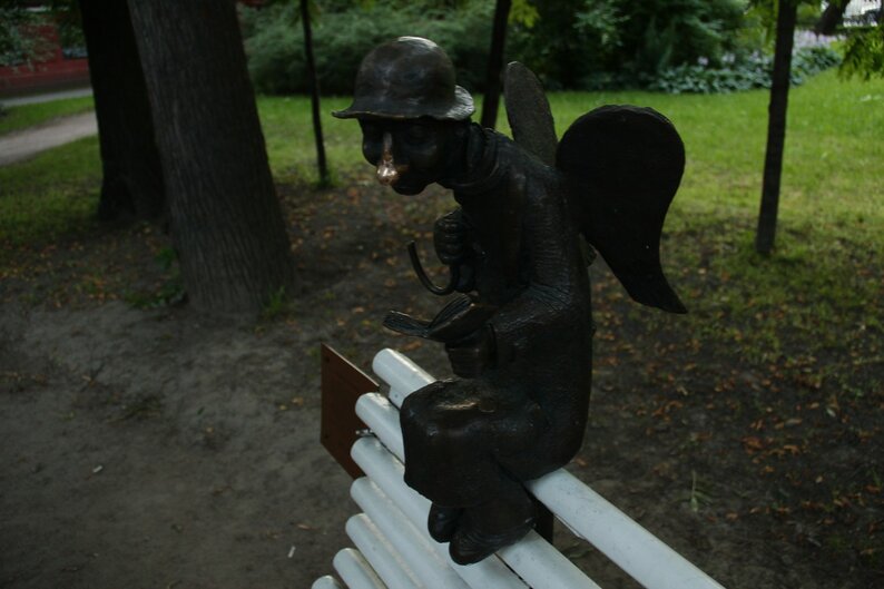 Скульптура установлена в Измайловском саду на Фонтанке рядом с Молодежным театром.