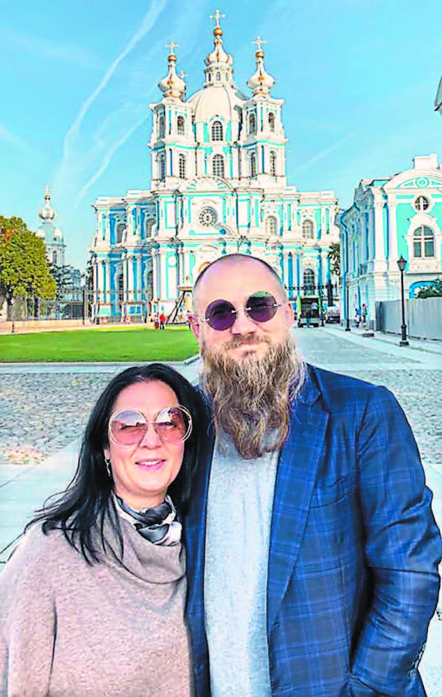 Сергей Бурлаков с женой в Петербурге. У него новый образ - с бородой.