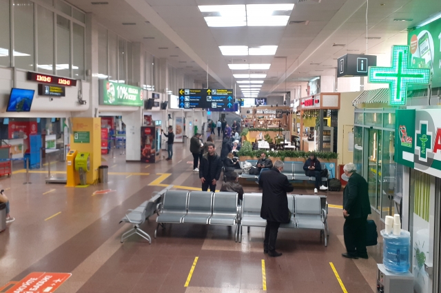 В аэропорту Краснодара 24 февраля немало пассажиров, которые не могут улететь домой.