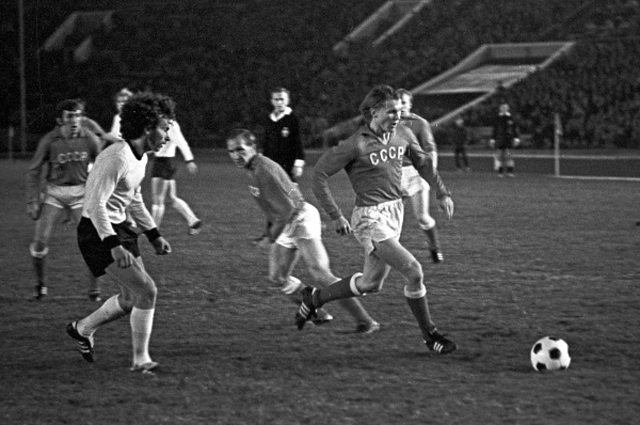 Олег Блохин в товарищеском матче между сборными командами СССР и ФРГ. 1973 год