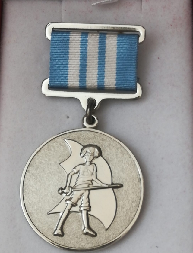 Эскиз медали, которая вручается победителям, нарисовал в своё время Владислав Крапивин.
