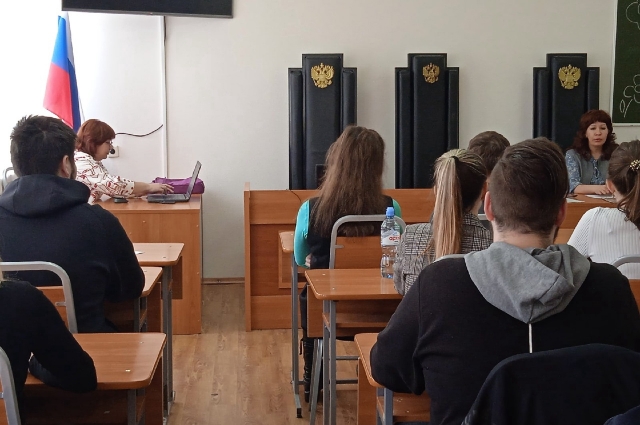 Студенты постоянно встречаются с практикующими специалистами. Например, общаются с работниками Агентства по делам юстиции и мировых судей Пермского края.