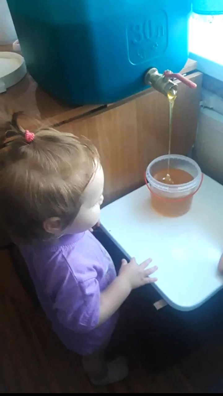 Дочка набирает мёд. Пчёлки принесли.