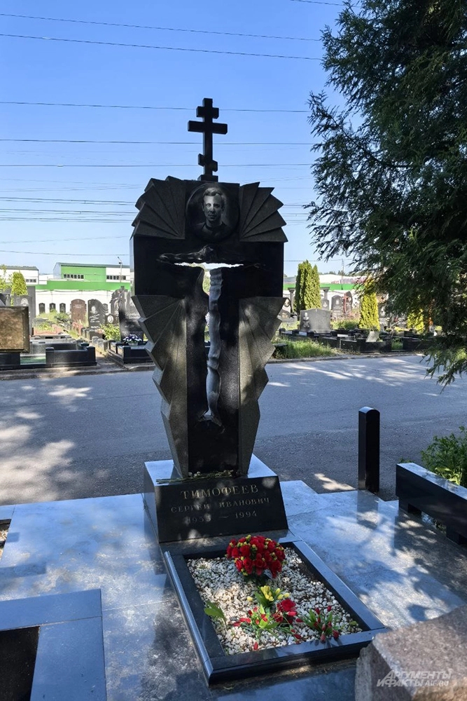 «Так и не вышла замуж». Кто навещает могилы бандитов на Хованском кладбище