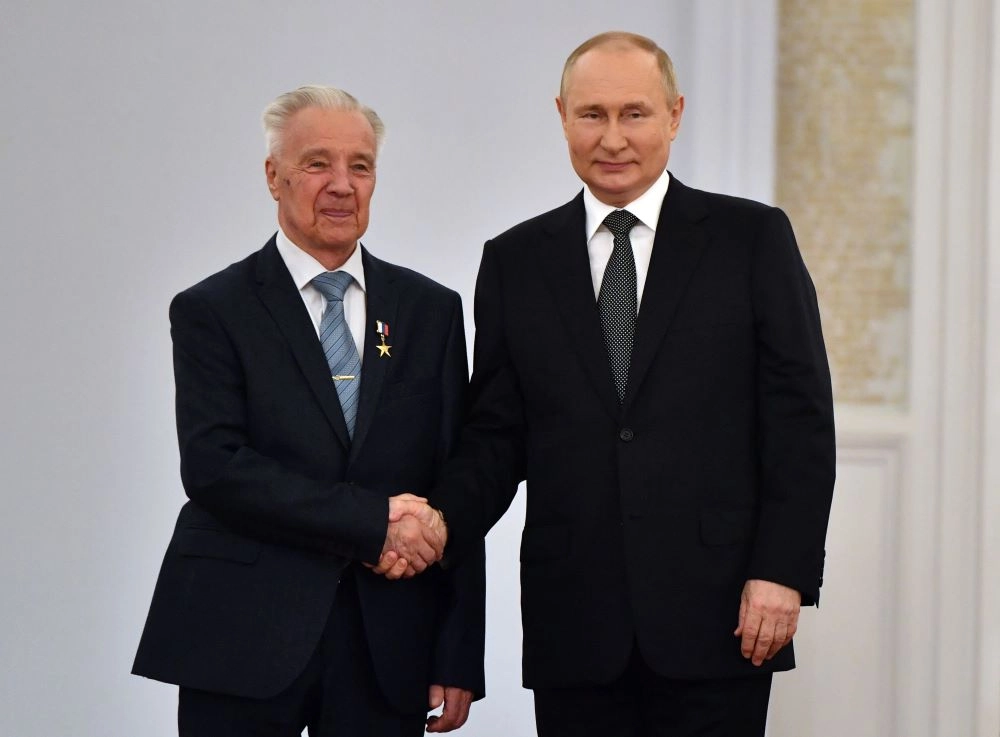 Владимир Путин награждает Юрия Бармакова золотой медалью «Герой Труда РФ», 12 июня 2024 г.