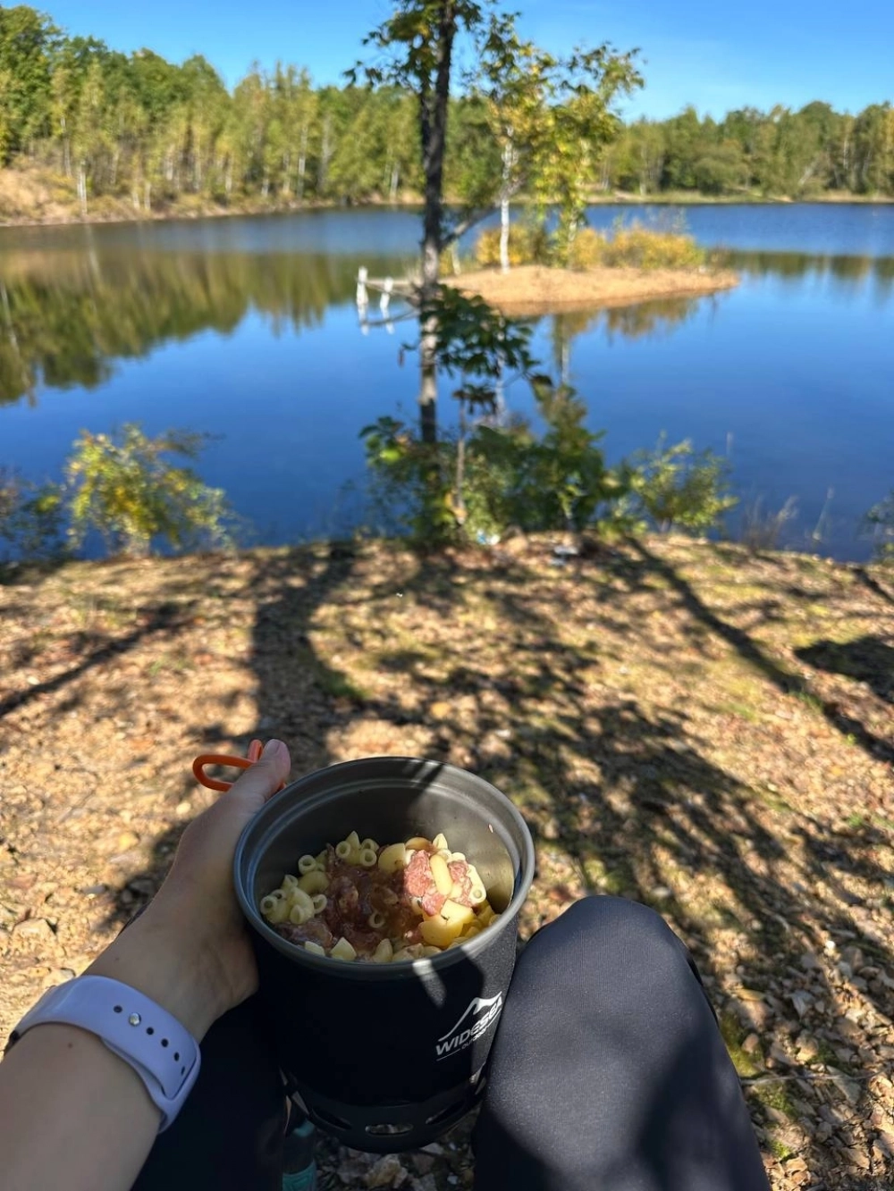 Поставить палатку, приготовить еду в котелке на газовой горелке, и можно отдыхать.