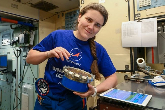 Анна Кикина наравне с другими членами экипажа отрабатывает задачи.