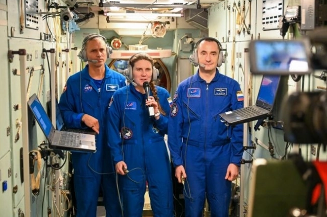 Экзамены экипаж сдает в полном составе.