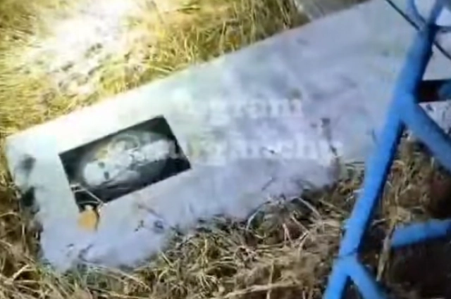 Погромщики повалили и разрушили более десятка надгробий.