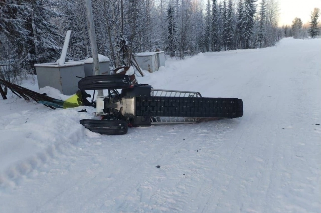 Снегоход от удара перевернулся.