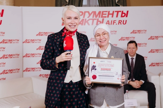 Файруза Латыпова, директор уфимского благотворительного фонда помощи тяжело больным детям «Особенные дети», врач-педиатр, врач-неонатолог, победитель третьего курса проекта «Формула успеха» — «Формула успеха. Мастерство коммуникаций» и 1-й заместитель генерального директора ИД «Аргументы и факты» Марина Мишункина.