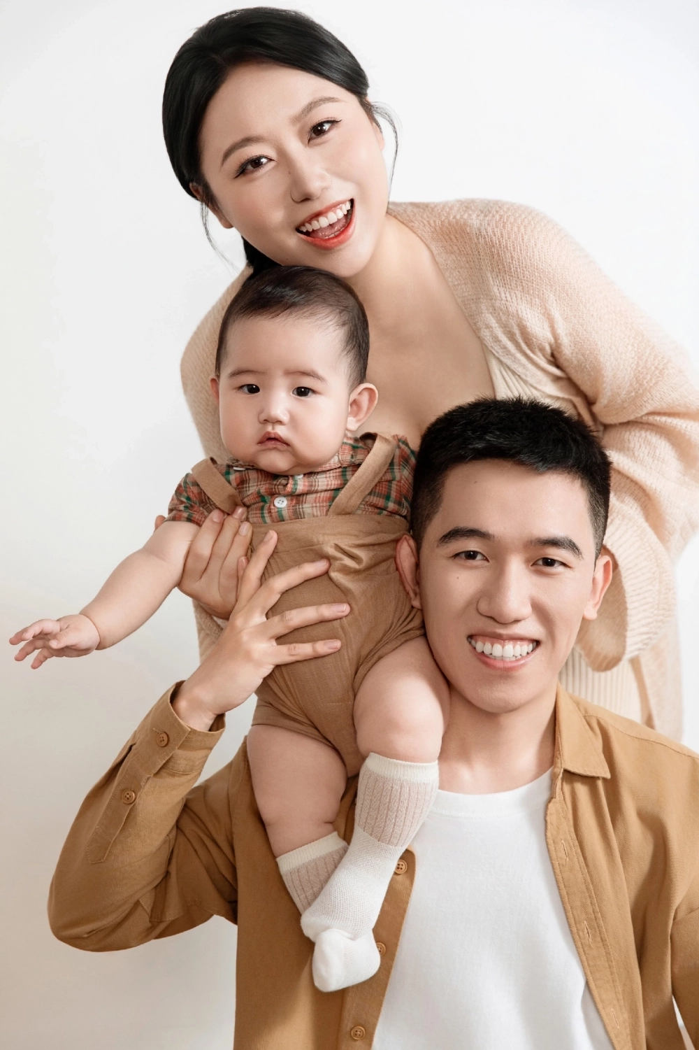 Ли с женой и ребёнком.