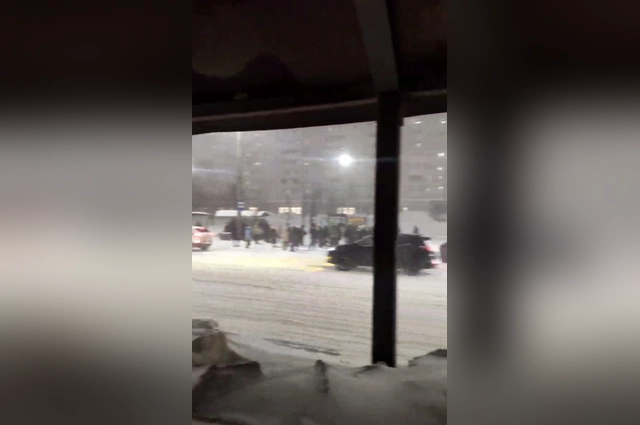 Снегопад парализует город в течение месяца.