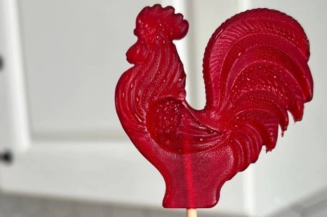 Если хотите сделать петушка красного цвета - добавьте щепотку пищевого красителя.
