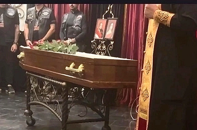 Священник призвал собравшихся не забывать ушедшую.