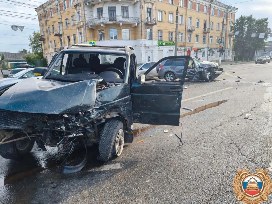 В аварии пострадали два человека.