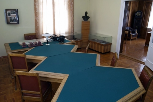 Знаменитый стол для совещаний в доме Курчатова.