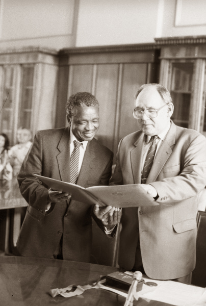 Торжественное заседание совета МГУ по случаю передачи диплома почётного доктора Нельсону Манделе, 1988 год