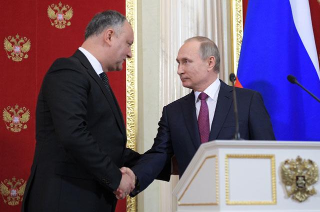 Президент РФ Владимир Путин и президент Молдавии Игорь Додон (слева) во время совместного заявления для прессы по итогам встречи в Кремле.