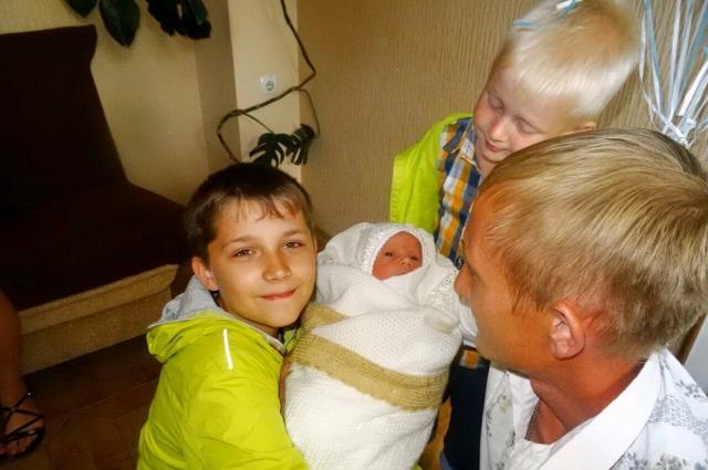 Егор Маньков с сыновьями забирает домой новорождённого Кирилла.