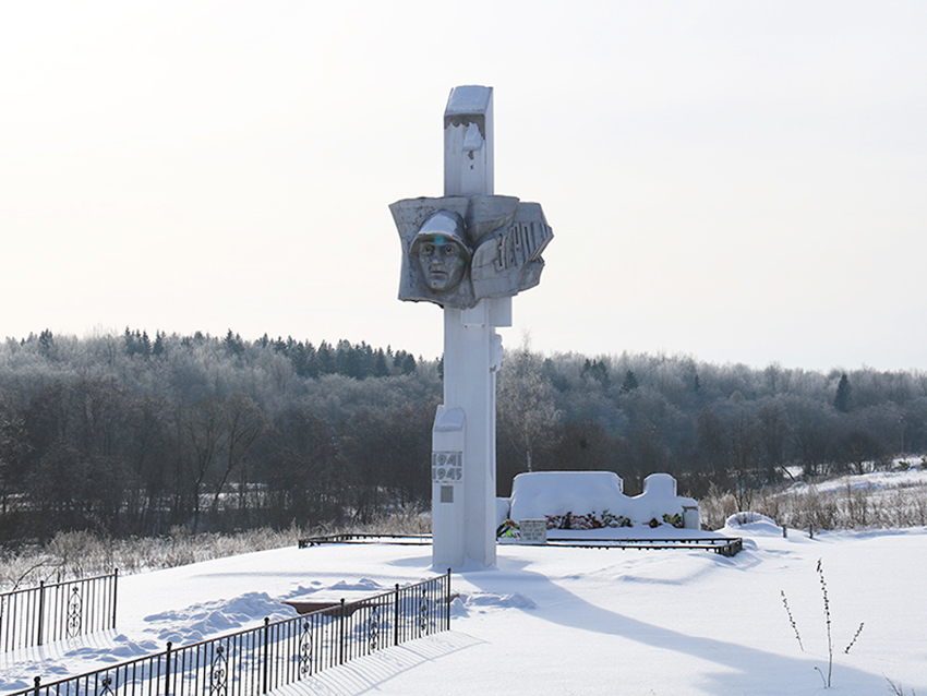 Памятник павшим в этих местах во время Великой Отечественной войны.