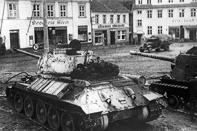 Советские танки в населенном пункте на подступах к Кенигсбергу. Февраль 1945 года.