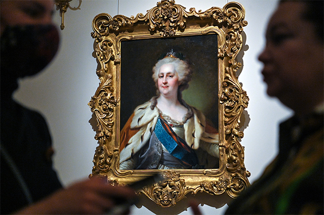 Картина «Портрет Екатерины II» художника Дмитрия Левицкого, представленная на предаукционной выставке.