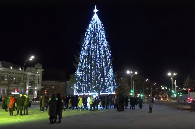 В Тамбове на площади Ленина торжественно зажгли главную ёлку