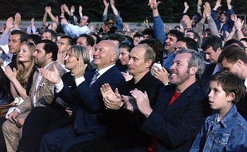 Юрий Лужков, Владимир Путин и Андрей Макаревич на концерте Пола Маккартни, 24 мая 2003 года. 