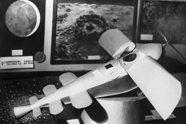 Первая мировая выставка межпланетных аппаратов и механизмов (1927 г.) Макет межпланетного корабля, выполненный инженером Фридрихом Цандером.