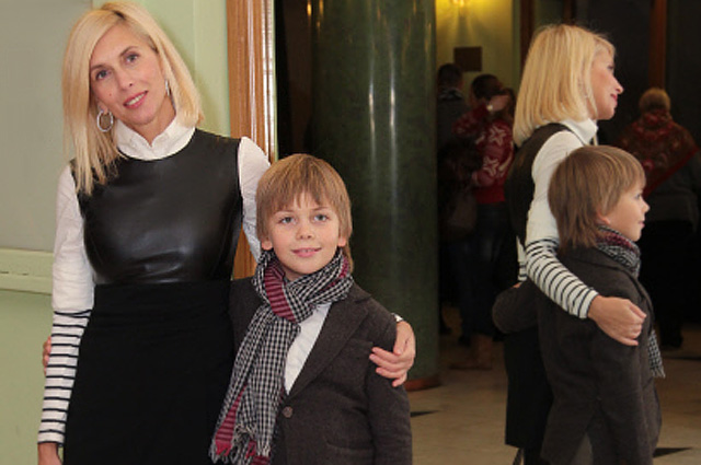 Алена Свиридова с сыном Григорием перед началом презентации Духового оркестра Олега Меньшикова в Театре имени Моссовета. 2011 год