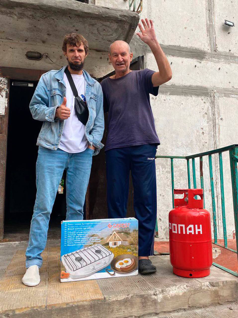 Волонтеры Таганрога помогают инвалиду в Мариуполе наладит нормальную жизнь.