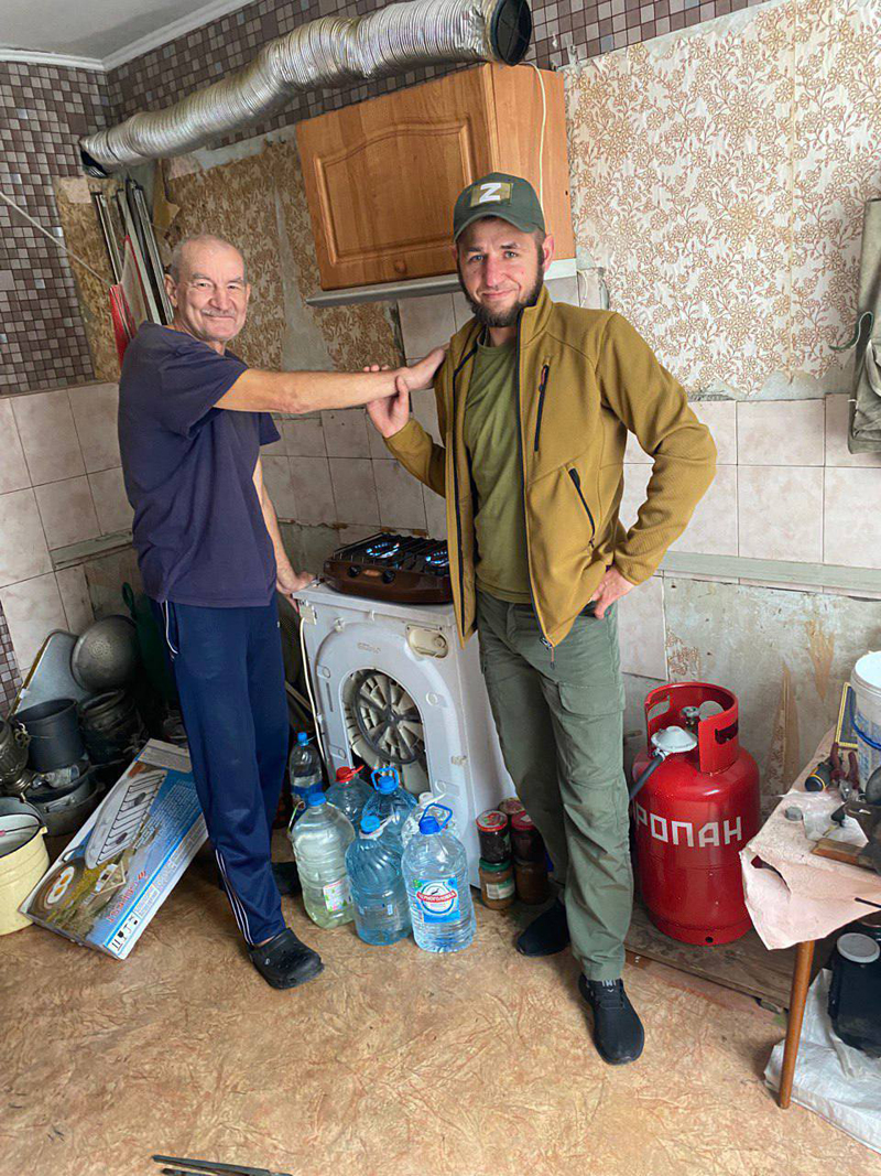 Дядя Игорь теперь на газовой плите готовит горячие обеды.